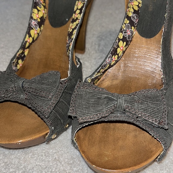 Brown Bow Sandals - Picture 5 of 5